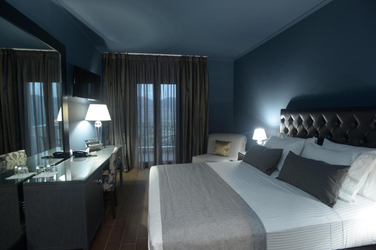 Theasis Hotel Парамития Екстериор снимка